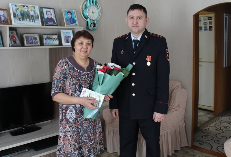 В Барде полицейские посетили семьи сотрудников органов внутренних дел, находящихся в служебной командировке